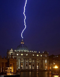 Nighttime photo of lightning striking the dome of a large historical building, highlighting the power of natural electrical phenomena in the sky.